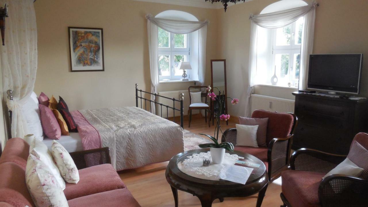 Herrenhaus Kunzwerda Bei Torgau - Aparthotel, Boardinghouse, Wohnen Auf Zeit Eksteriør billede
