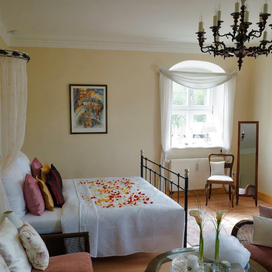 Herrenhaus Kunzwerda Bei Torgau - Aparthotel, Boardinghouse, Wohnen Auf Zeit Eksteriør billede